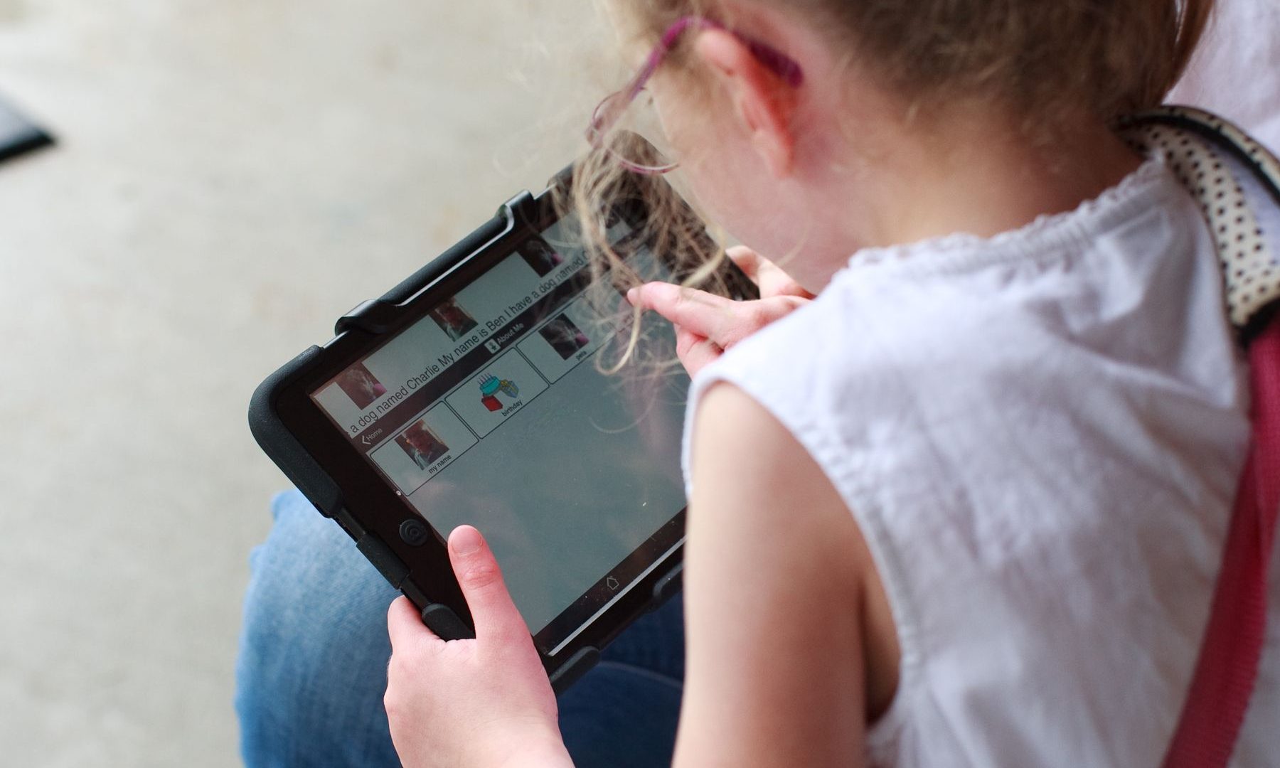 child using ipad