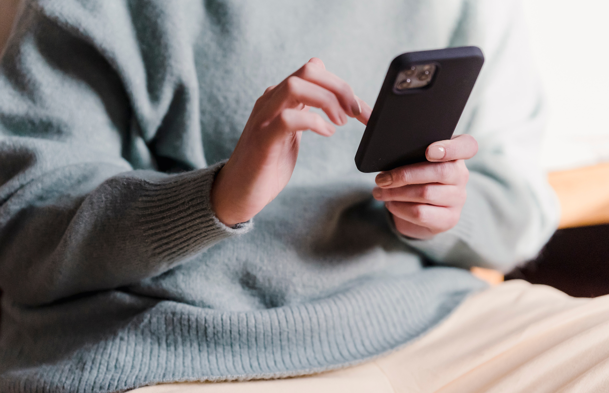 hand scrolling iphone